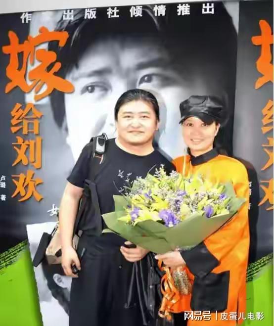 有爱!库里母亲60岁与黑人壮汉再婚,库里亲自到场祝贺笑容灿烂